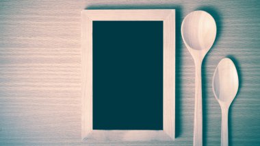 Yazı tahtası ve tahta kaşıklar