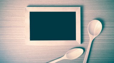 Yazı tahtası ve tahta kaşıklar