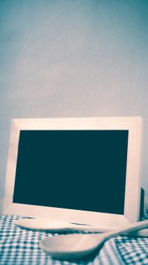 Yazı tahtası ve tahta kaşıklar