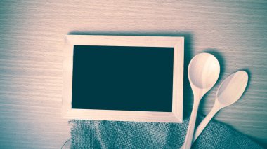 Yazı tahtası ve tahta kaşıklar