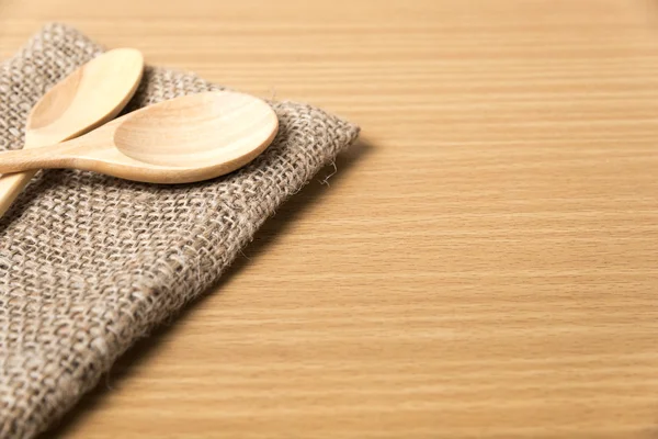 Cuchara de madera en el saqueo — Foto de Stock
