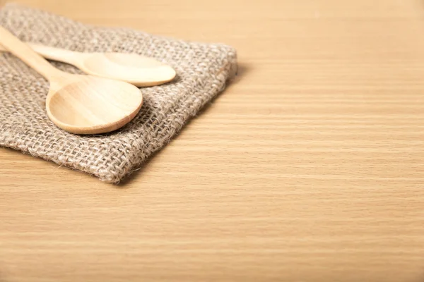 Cucchiaio di legno su licenziamento — Foto Stock