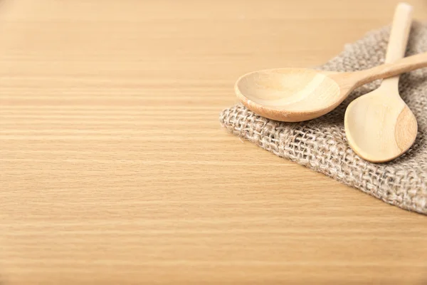 Cucchiaio di legno su licenziamento — Foto Stock
