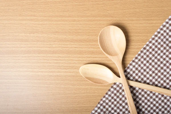 Cucharas de madera y toalla de cocina — Foto de Stock