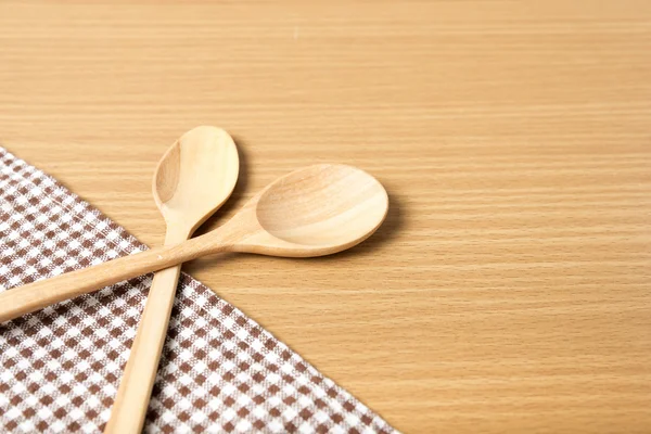 Tahta kaşık ve mutfak havlusu