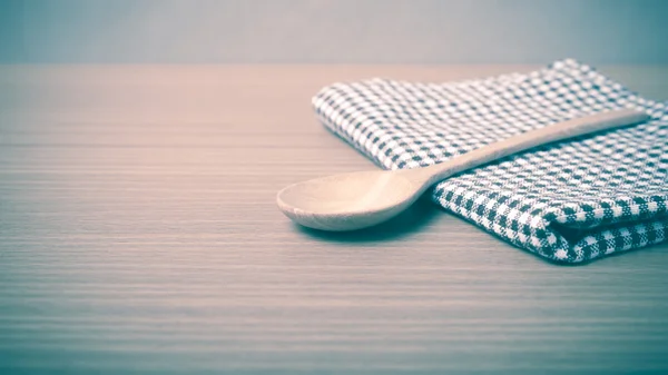 Cucchiaio di legno e asciugamano da cucina — Foto Stock