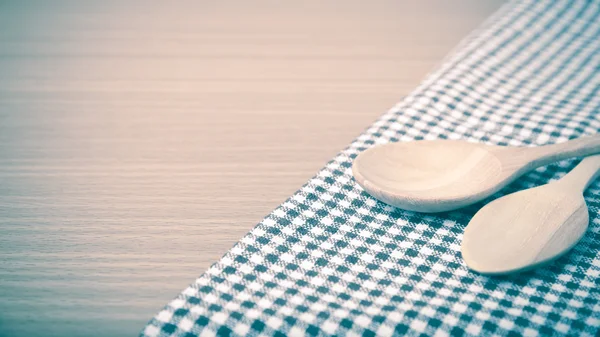 Tabla de cortar y cucharas de madera — Foto de Stock