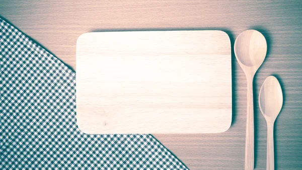 Kesme tahtası ve tahta kaşıklar