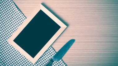 Yazı tahtası ve mutfak havlusu bıçakta