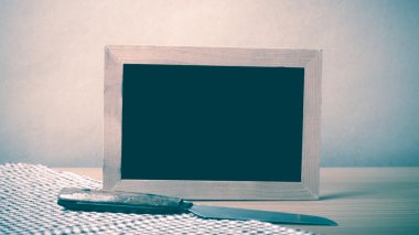 Yazı tahtası ve mutfak havlusu bıçakta