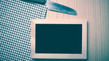 yazı tahtası ve bıçak masada