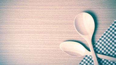 Tahta kaşık ve mutfak havlusu