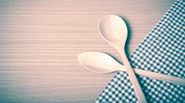 Tahta kaşık ve mutfak havlusu