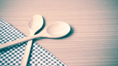 Tahta kaşık ve mutfak havlusu