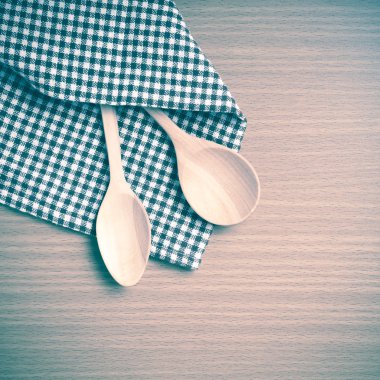 Tahta kaşık ve mutfak havlusu