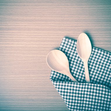 Tahta kaşık ve mutfak havlusu