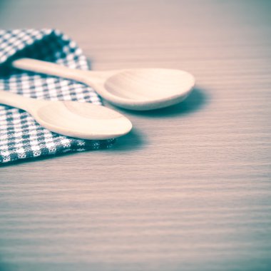 Tahta kaşık ve mutfak havlusu