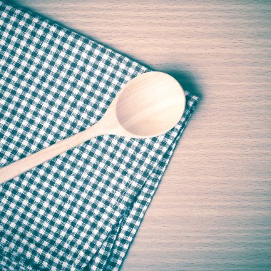 Tahta kaşık ve mutfak havlu