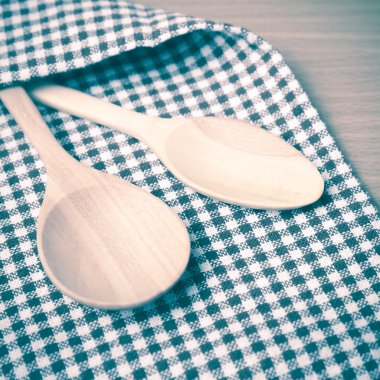 Tahta kaşık ve mutfak havlusu
