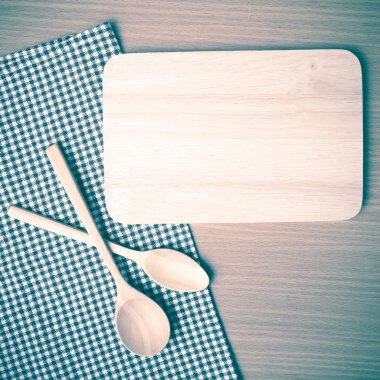 Kesme tahtası ve tahta kaşıklar