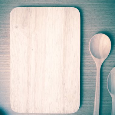 Kesme tahtası ve tahta kaşıklar