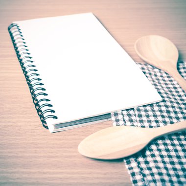 Defter ve mutfak araçları