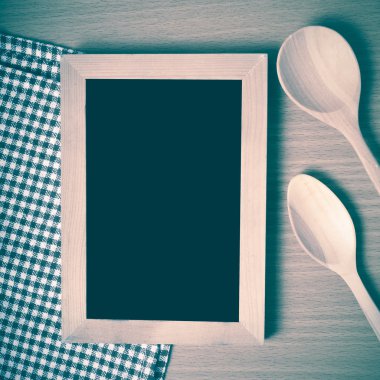 Yazı tahtası ve tahta kaşıklar