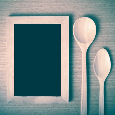 Yazı tahtası ve tahta kaşıklar