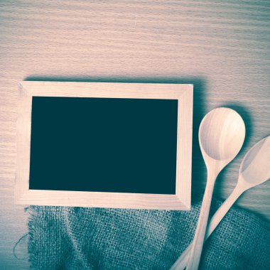 Yazı tahtası ve tahta kaşıklar