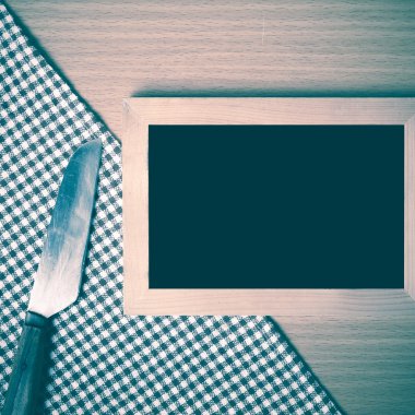 Yazı tahtası ve mutfak havlusu bıçakta