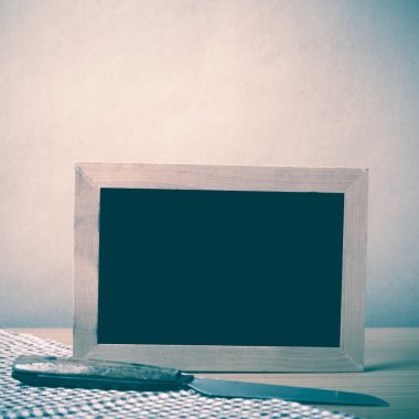 Yazı tahtası ve mutfak havlusu bıçakta