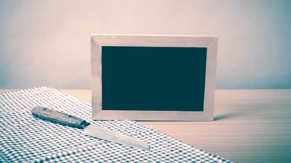 Yazı tahtası ve mutfak havlusu bıçakta