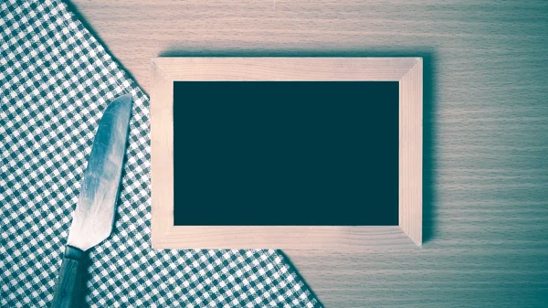 Yazı tahtası ve mutfak havlusu bıçakta