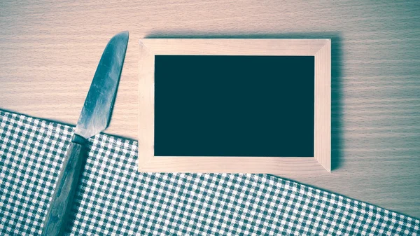 Tafel und Messer auf Küchentuch — Stockfoto