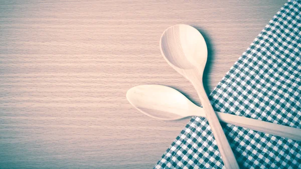 Tahta kaşık ve mutfak havlusu