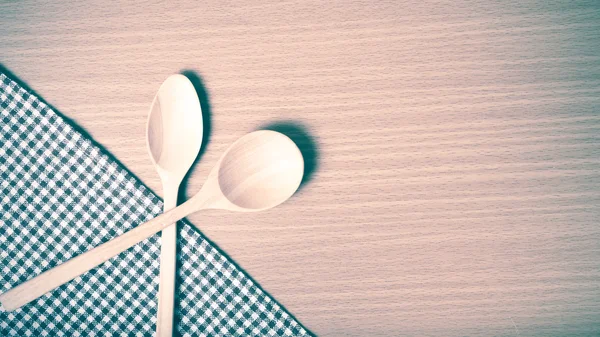 Tahta kaşık ve mutfak havlusu