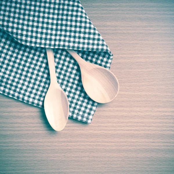 Tahta kaşık ve mutfak havlusu