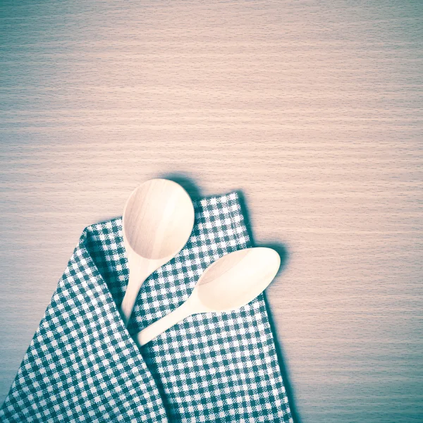 Tahta kaşık ve mutfak havlusu