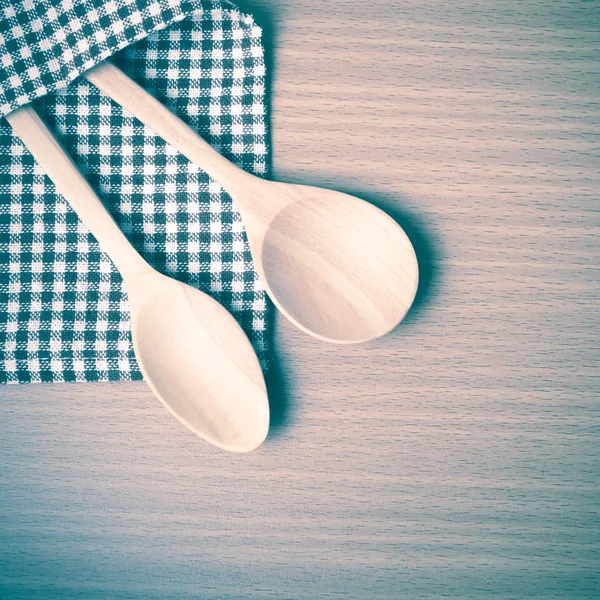 Tahta kaşık ve mutfak havlusu