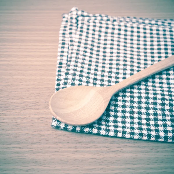 Tahta kaşık ve mutfak havlu