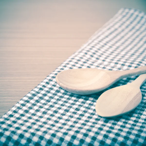 Tahta kaşık ve mutfak havlusu