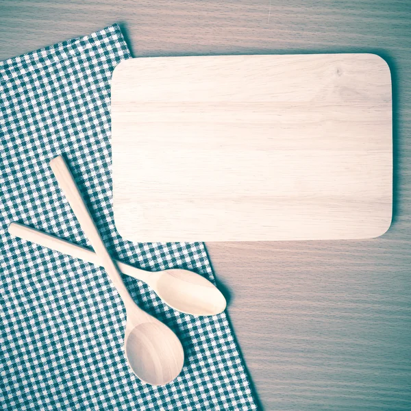 Kesme tahtası ve tahta kaşıklar