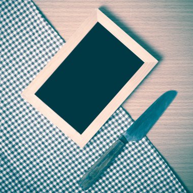 Yazı tahtası ve mutfak havlusu bıçakta