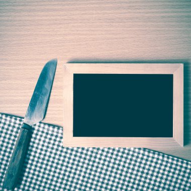 Yazı tahtası ve mutfak havlusu bıçakta
