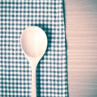 Tahta kaşık ve mutfak havlu