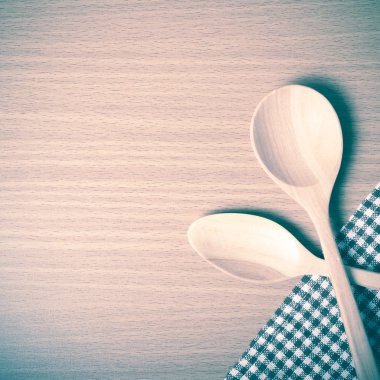 Tahta kaşık ve mutfak havlusu