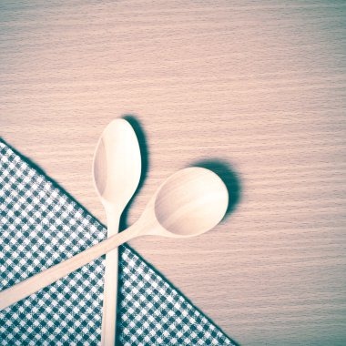 Tahta kaşık ve mutfak havlusu