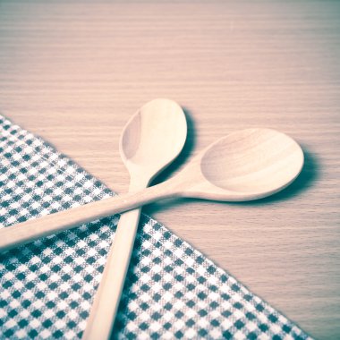 Tahta kaşık ve mutfak havlusu