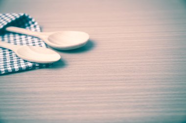 Tahta kaşık ve mutfak havlusu