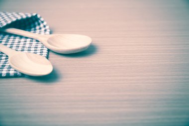 Tahta kaşık ve mutfak havlusu